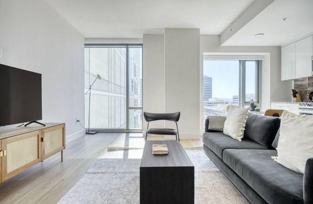 Charming Oakland 1BR w/Pool, W/D, Sky Deck, next to BART, by Blueground