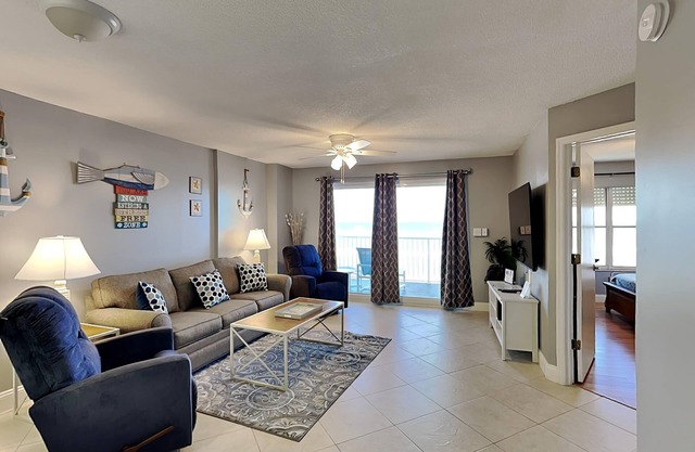 Charming Oceanfront Condo - Pool + Beach Access