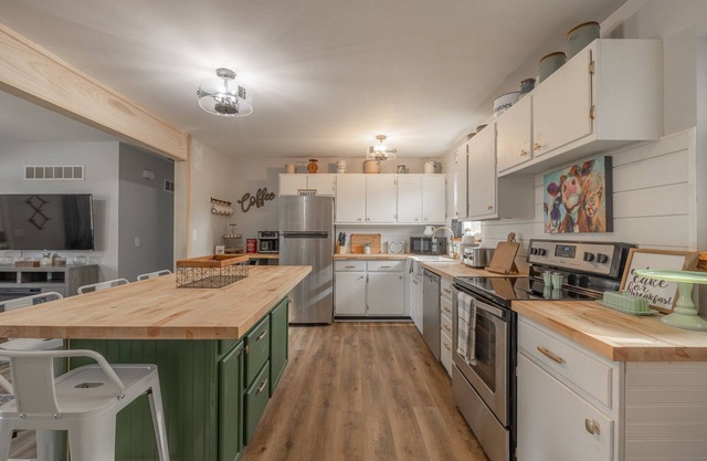 Charming open 4bd and screen-in porch! Sleeps 10!