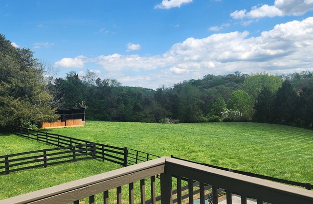Charming Presidential Suite Loft with kitchen - The Inn at Black Horse Manor