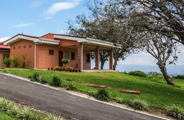 Charming Private Cottage with Spectacular Mountain & City View