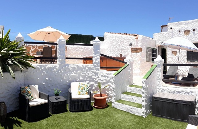 Charming rural Canarian house with private hot tub, BBQ & chillout area.Sleeps 3