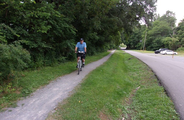 Charming Relaxing House, 2 ac.Stores,Restaurants,Trails,Lake,River,Paved Drive