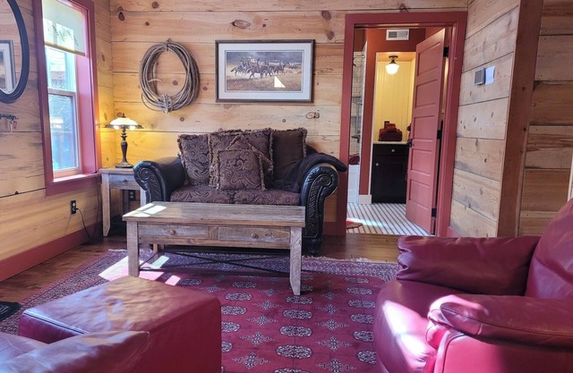 Charming Rendezvous Suite in the Historic Guy Waring House-Downtown Winthrop!