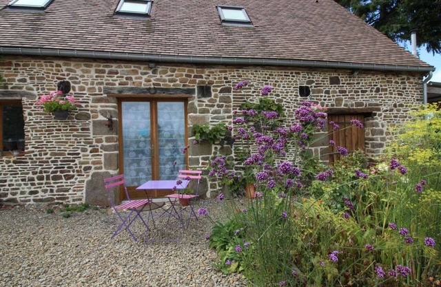 Charming Restored Barn with Garden, Crickets, and Electric Vehicle Charger in Scenic Domfrontais