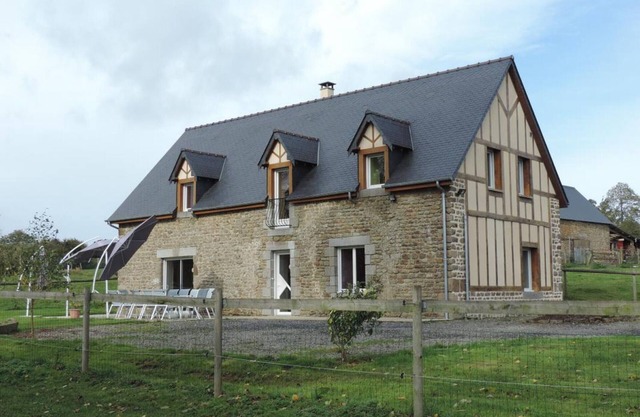 Charming Restored Cottage with Large Garden, Near Hiking Trails, Pet-Friendly, WiFi, and More!