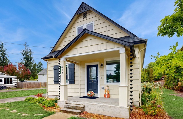 Charming restored cottage with covered deck, 5 min walk to wine tasting, WiFi