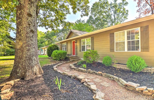 Charming Retreat Less Than 2 Mi to Cranfield Marina!