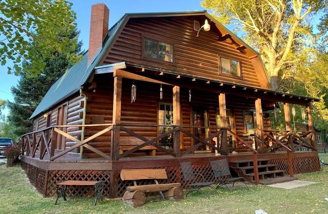 Charming riverfront cabin with mountain view, firepit, washer/dryer & grill