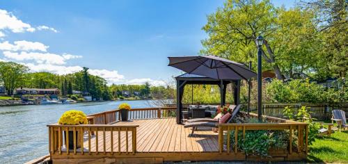 Charming riverside cottage, walk to beach