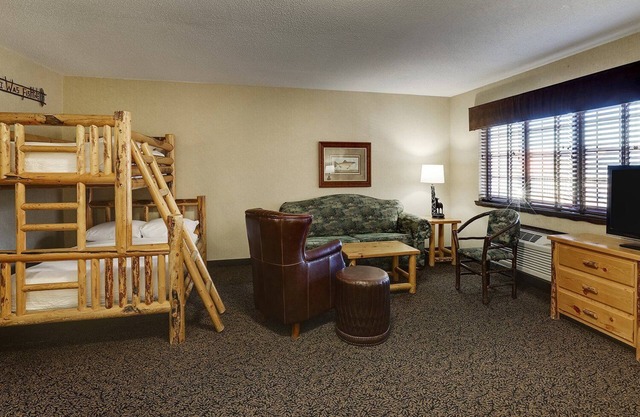 Charming Riverside Oasis with Free Hot Breakfast Cozy Living Spaces