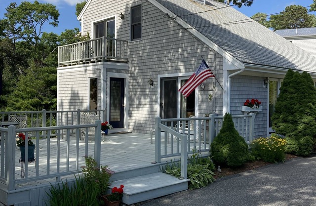 Charming saltbox cottage-minutes to bike path, dock and beach