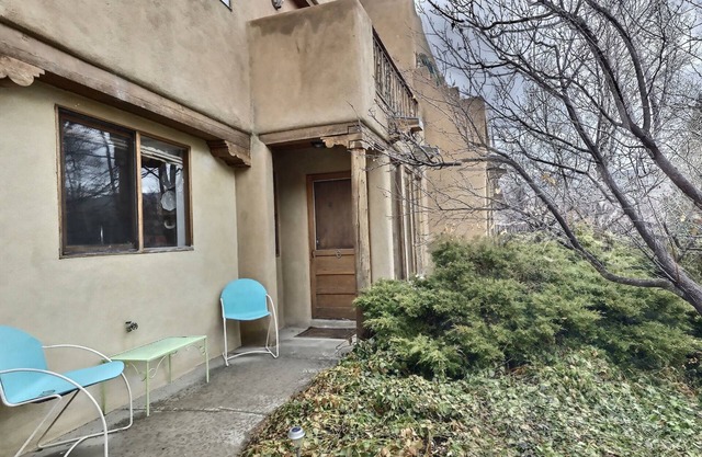 Charming Santa Fe Style 2br 1.5ba vacation condo off the Taos Plaza with hot tub