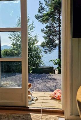 Charming Seaside Cabin In Tingvoll