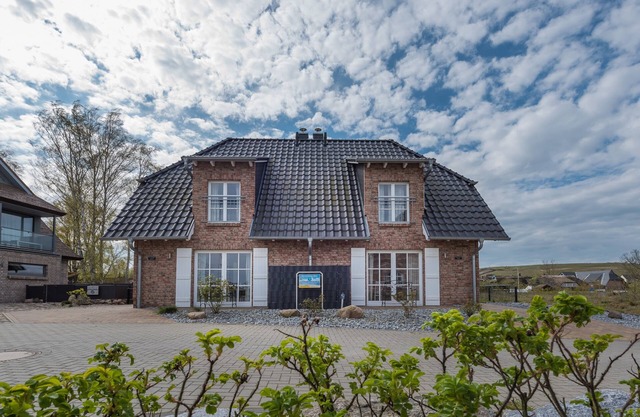 Charming semi-detached house with terrace and large garden, 50m from the marina