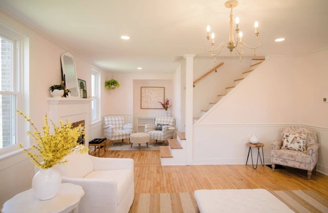 Charming & Serene Farmhouse: Near Lakes &Colleges