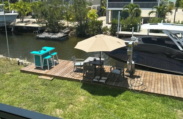 Charming shared 1-bedroom house with AC and WiFi also has a 37 foot dock