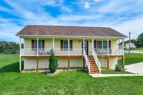Charming Shenandoah Retreat with Deck!