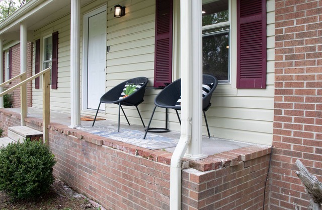 CHARMING & SPACIOUS 4-BEDROOM VACATION HOME!