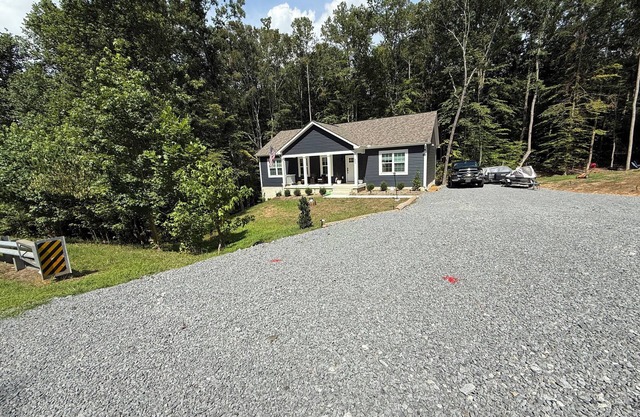 Charming spacious 5-bedroom house at Lake Anna, Bumpass “The Blue Lake House”