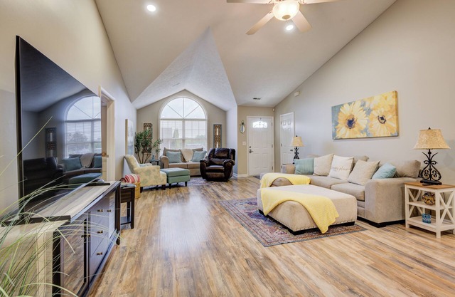 Charming & Spacious Patio Home close to Charlestown State Park & River Ridge