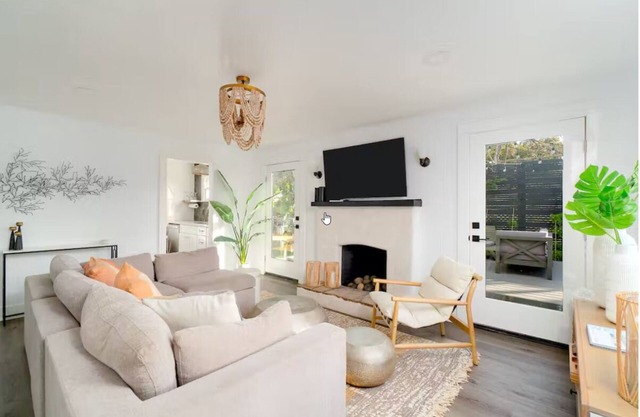 Charming Spanish Bungalow, 2 blocks from the water!