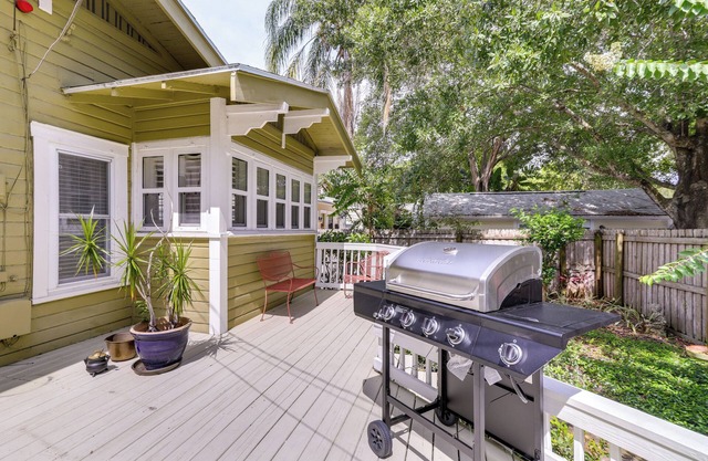 Charming St Petersburg Bungalow 2 Mi to Downtown!