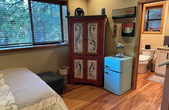 Charming studio in awesome Idyllwild-Pine Cove with WiFi, AC