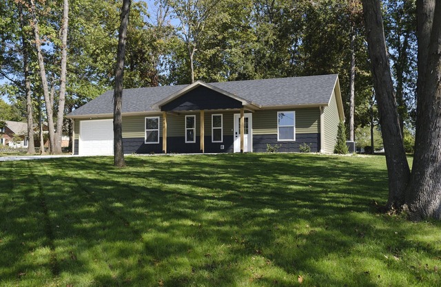 Charming Stockton Lake Retreat - Walk to Town & Golf!n