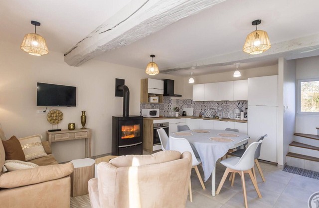 Charming Stone House with Garden, WiFi, Near Shops, Pet-Friendly, All-Inclusive Services