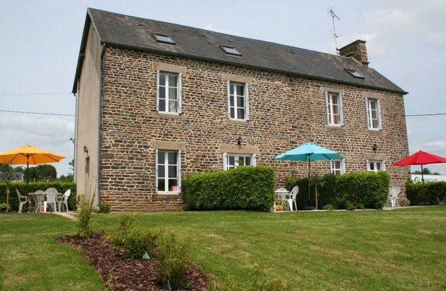 Charming Stone Cottage in Brécey: WiFi, Terrace, Baby Equipment, Free Summer Pool Access