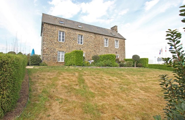 Charming Stone Cottage with WiFi, Terrace, and Free Summer Pool Access