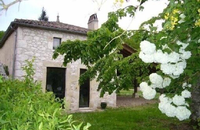 Charming stone house XIXth beautiful pool services, garden, courtyard.