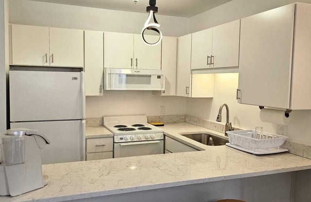 Charming studio: Baldy Views, Walk to Bars/Restaurants, on Bus to Ski/Symphony