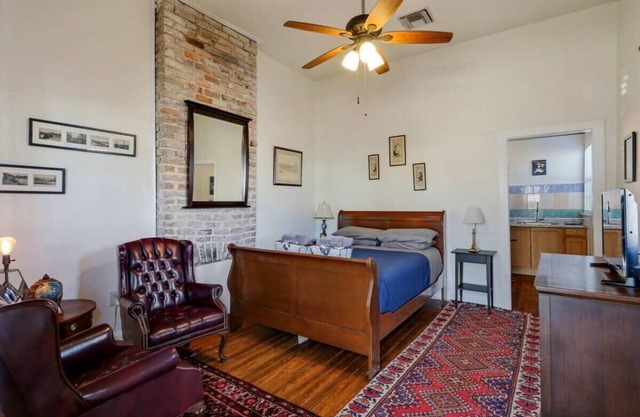 Charming Studio | Central | 4 Blocks to Streetcar