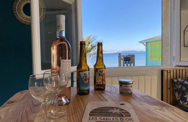 Charming Studio Flat direct beach access AC