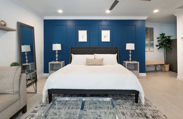 Charming studio in delightful Naples with King bed, Soaking Tub & Private Patio