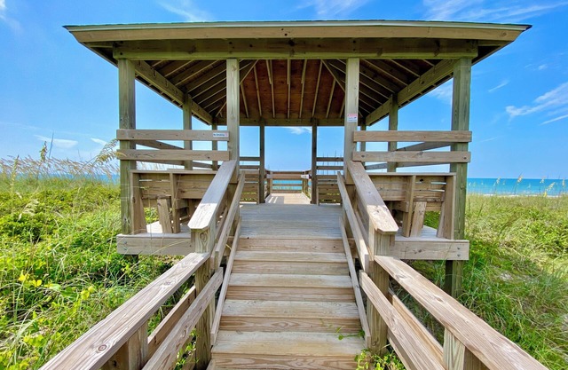 Charming studio condo with wifi, pool, cable - just steps from the ocean!