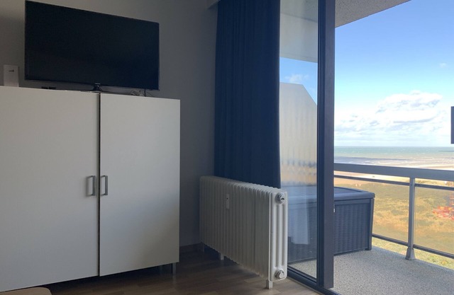 Charming studio with side sea view and indoor pool