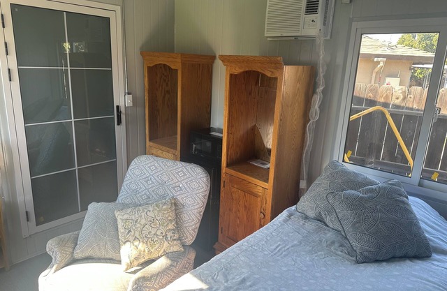 Charming studio with WiFi and AC in lovely Fresno