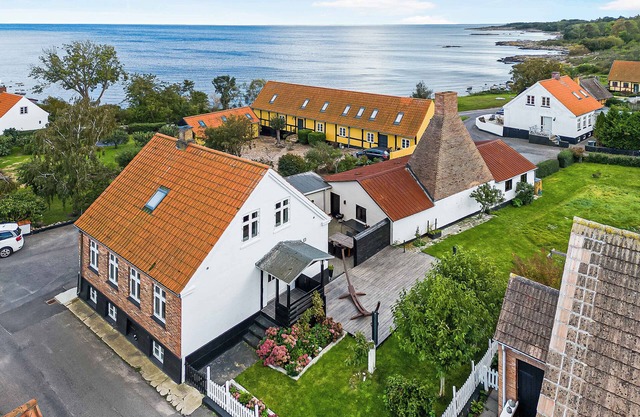 Charming summerhouse w. perfect seaview location