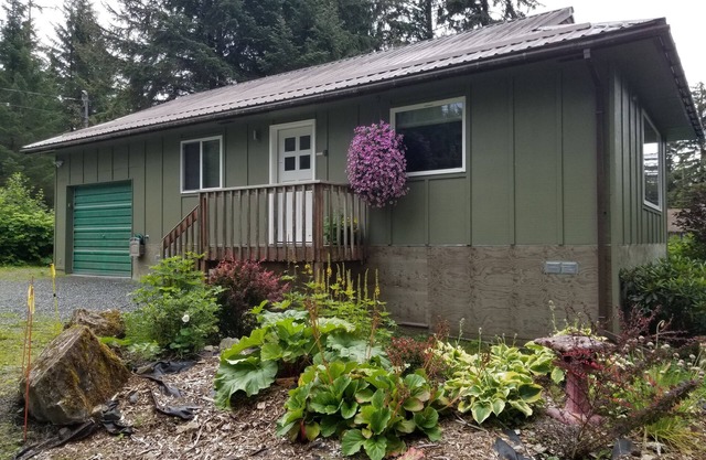 Charming Sunny Cottage, minutes from airport/ferry - self check in