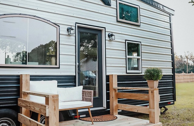 Charming Tiny Home in Pace Near Downtown and Pensacola Beach, 2 min from Walmart