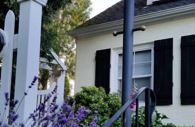 Charming top floor Mother-In-Law studio of Cape Cod Home.