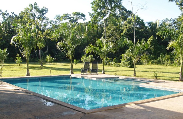 Charming tropical getaway with Pool, sleeps 4