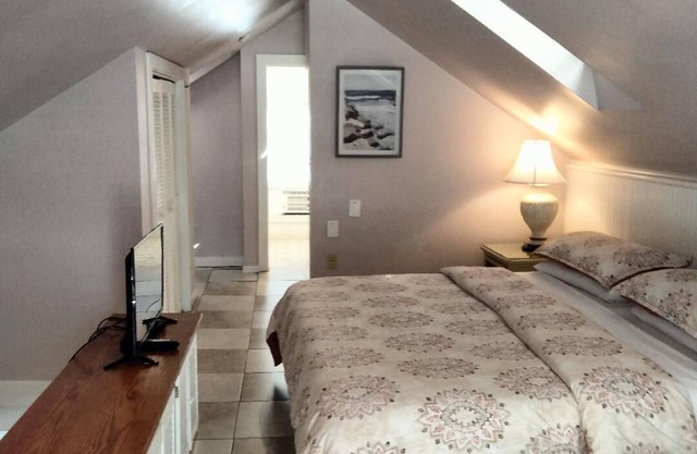 Charming two floor 1-bedroom bed & breakfast in fantastic Key West with AC