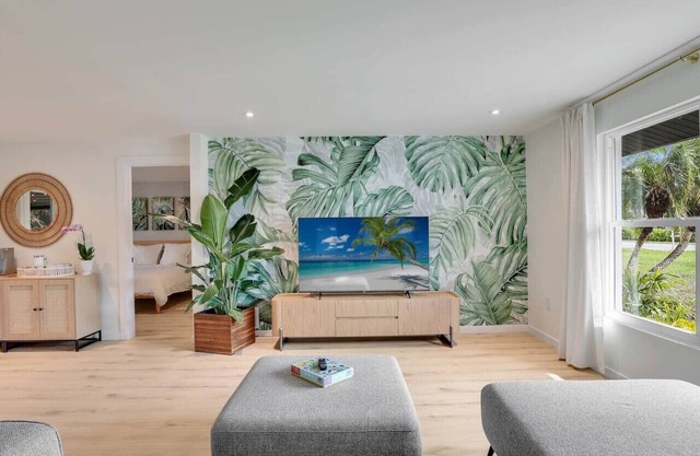 Charming Two-King-bedroom house in delightful Naples! Short drive to beaches!