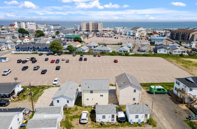 Charming, updated 2-bedroom home, 5 min walk to beach, pets ok, onsite parking!