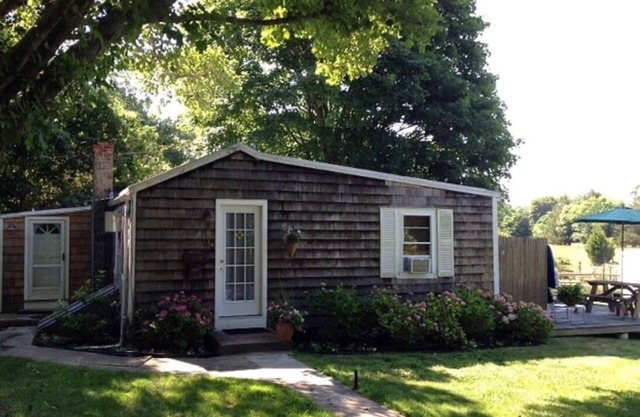 Charming updated Cottage walk to everything!