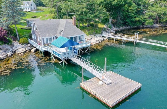 Charming Waterfront Cottage with Private Dock